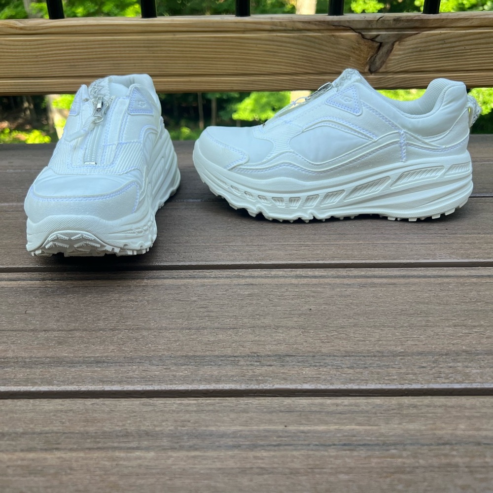 UGG women's Lightweight thick white sneaker shoes sz 8
